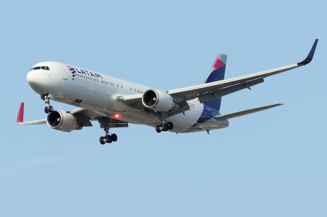 BOEING 767-300 (CC-CXC) -  'Lanperu 2380' arriving from Lima Jorge Chavez International Airport