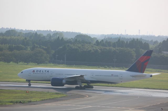 Boeing 777-200 (N704DK)