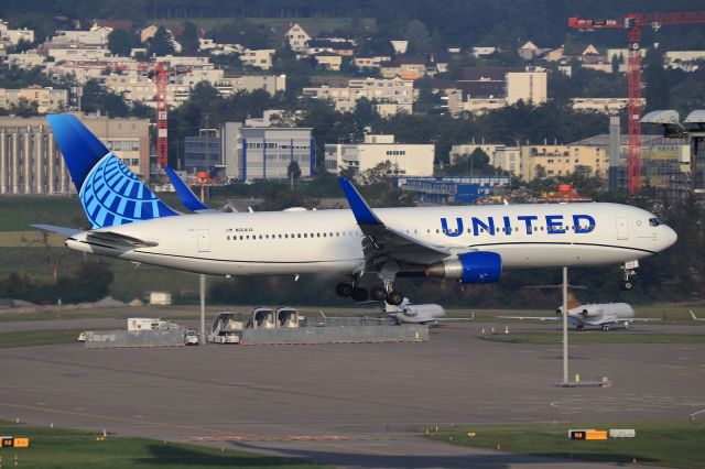 BOEING 767-300 (N664UA)