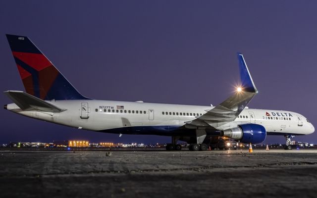 Boeing 757-200 (N727TW)