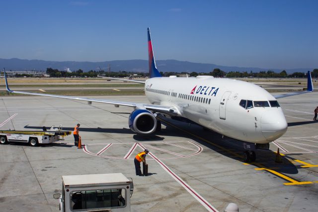 Boeing 737-800 (N372DA)