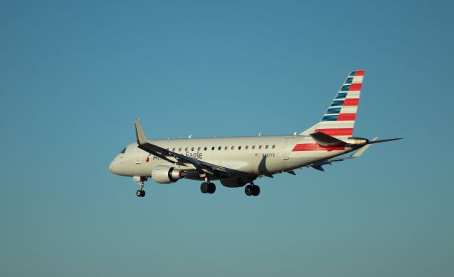 Embraer 175 (N436YX) - 020822 inbound on Rwy 33L