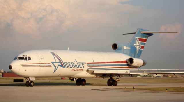 BOEING 727-200 (N196AJ) - Oct 08, taxiing at San Antonio