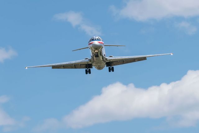 McDonnell Douglas MD-82 (N954U)