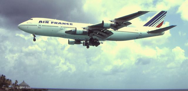 BOEING 747-100 (F-BPVL) - Landing ahead of storm.