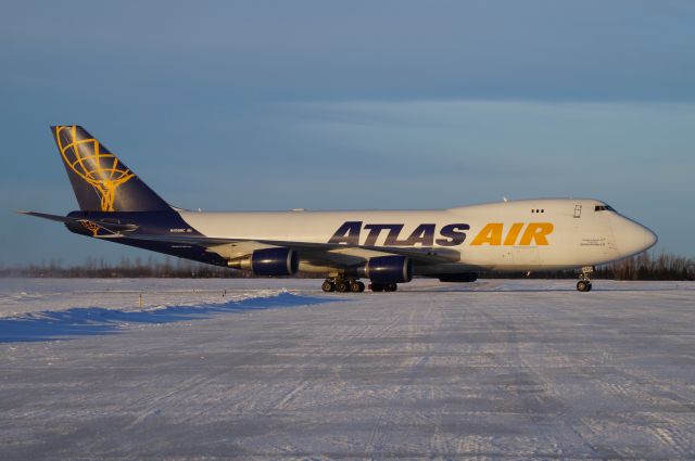 Boeing 747-200 (N409MC)