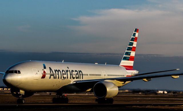 Boeing 777-200 (N772AN) - American 777 taxing to the hangar.