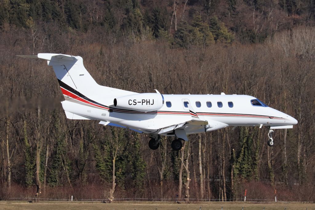 Embraer Phenom 300 (CS-PHJ)