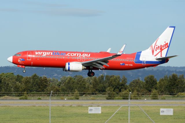 Boeing 737-800 (VH-VUL) - About to put down on runway 05. Virgin Australia must have run out of red nose cones.  Wednesday, 21st May 2014.