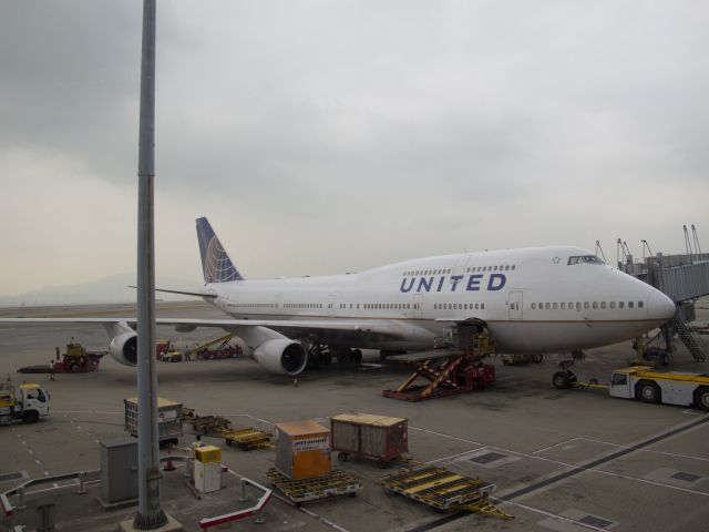 Boeing 747-200 (N105UA) - The United B744 with new livery was at Gate 66, VHHH on Oct 23, 2014.