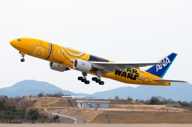 Boeing 777-200 (JA743A) - This is the 1st flight of ANA C3-PO Jet of ANA to Hiroshima Airport.br /On 24th 2017.