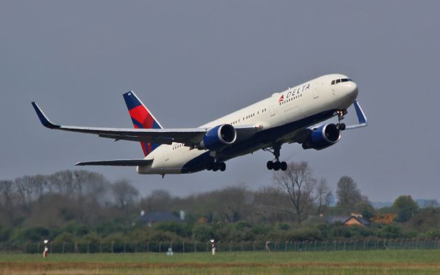 BOEING 767-300 (N154DL) - delta b767-3 n154dl dep shannon 8/5/16.