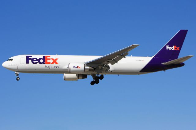 BOEING 767-300 (N110FE)