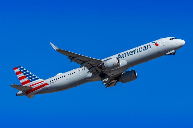 Airbus A321neo (N461AN) - An American Airlines A321 neo taking off from PHX on 3/4/23. Taken with a Canon R7 and Canon EF 100-400 L II lens.