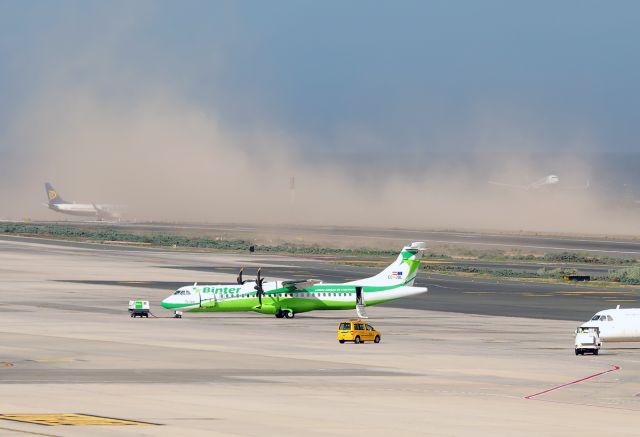 Boeing 737-800 — - The strong wind of more than 50 knots has caused a great dust that has frustrated the landing to a B738 of Ryanair.