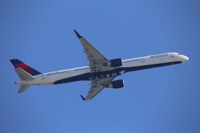 BOEING 757-300 (N582NW)