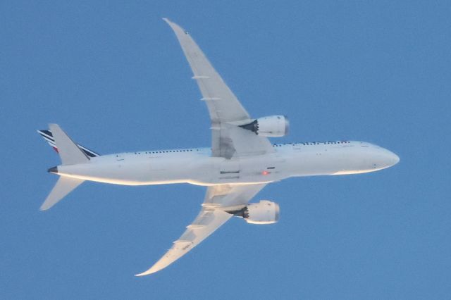 Boeing 787-8 (F-HRBI) - F-HRBI Boeing B-787-9 Air France AF345  De Montréal YUL. vers Paris CDG. Altitude 5990 Mètres. Vitesse 723 KM/H. Survolant la ville de Lavaltrie QC. Le 09-03-2025 à 18:25.