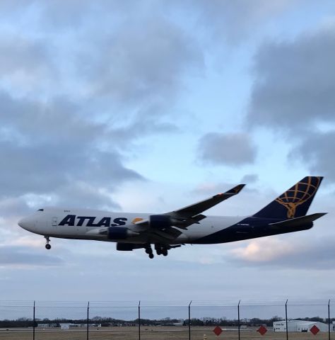 Boeing 747-400 (N487MC) - Runway 25 arrival! 2/12/22.