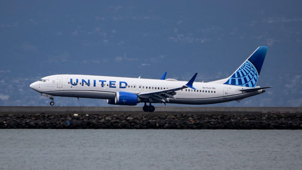 Boeing 737 MAX 9 (N27526) - United B39M greasing the mains on RWY28L on a cool, overcast morning at KSFO.