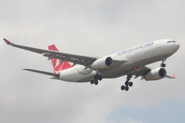 Airbus A330-200 (TC-LOM)