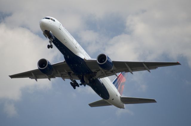 Boeing 757-200 (N678DL)