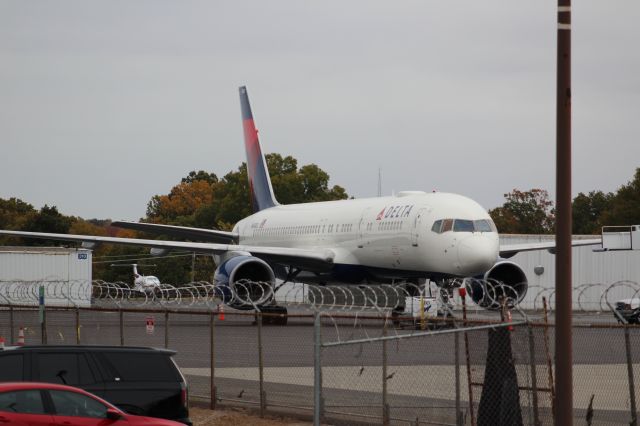 Boeing 757-200 (N654DL)