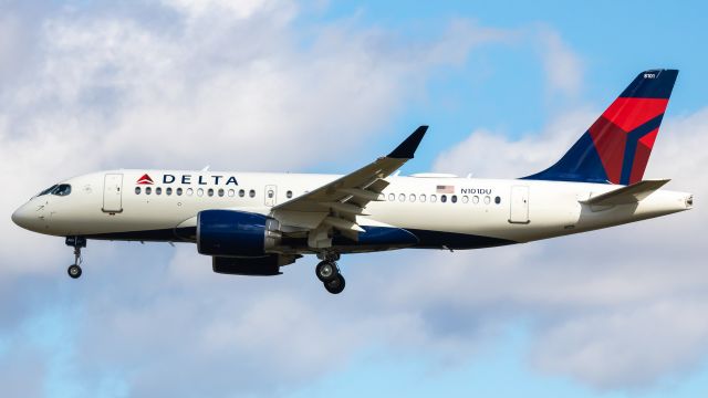 Airbus A220-100 (N101DU)