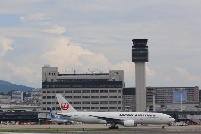 Boeing 777-200 (JA8982)