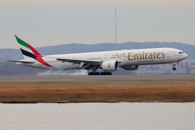 BOEING 777-300 (A6-EPV) - 'Emirates 237' from Dubai touching down on 33L