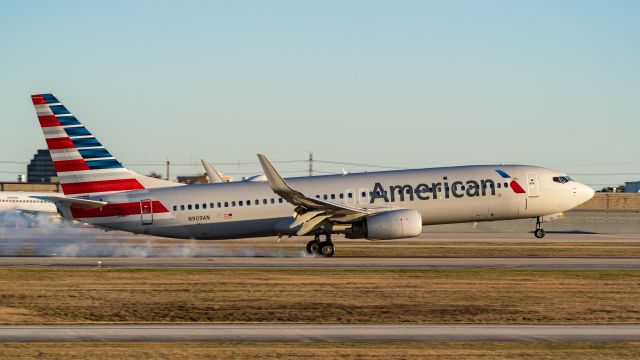 Boeing 737-800 (N909AN)