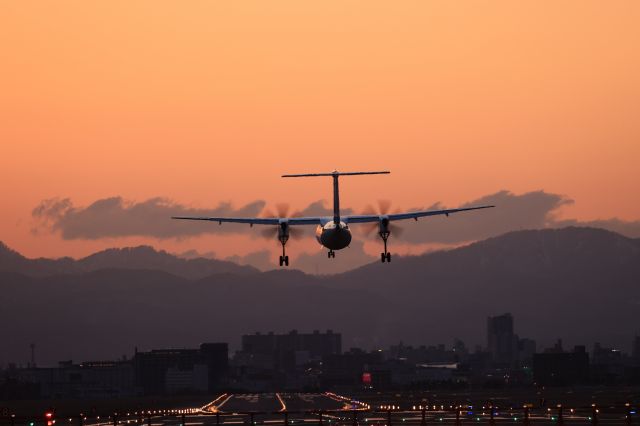 de Havilland Dash 8-400 (JA461A) - March 31th 2022:CTS-HKD.