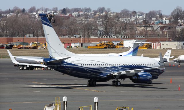 Boeing 737-700 (P4-NGK)