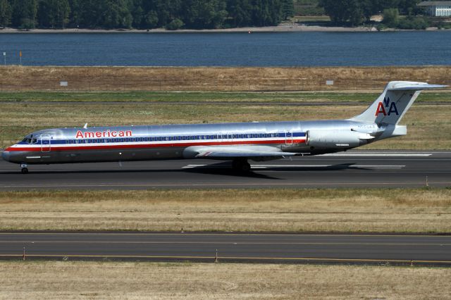 McDonnell Douglas MD-83 (N588AA)