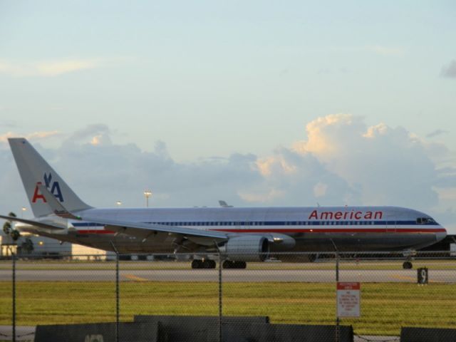 BOEING 767-300 (N372AA)