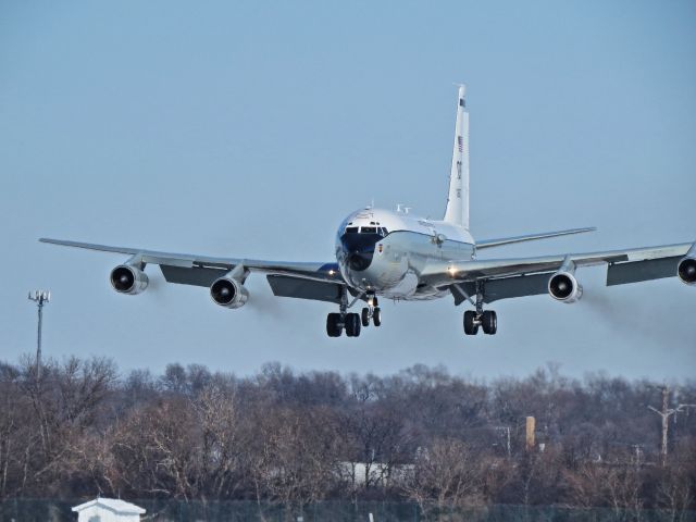 AFR61667 — - WC 135 on approach to RWY 25