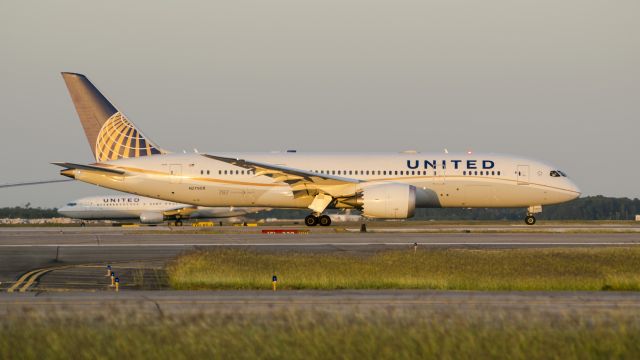 Boeing 787-8 (N27908) - United 787-8 departing runway 15L.