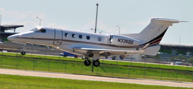 Embraer Phenom 300 (N335QS)