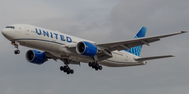 Boeing 777-200 (N77012) - United Airlines Boeing 777-224ER arriving from Rome landing on runway 29 at Newark on 1/25/22.