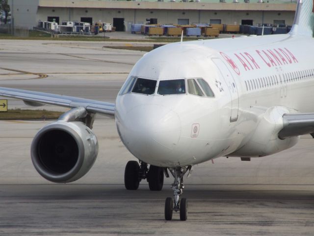 Airbus A320 (C-FLSS)