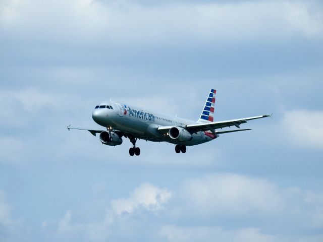 Airbus A321 (N585UW)