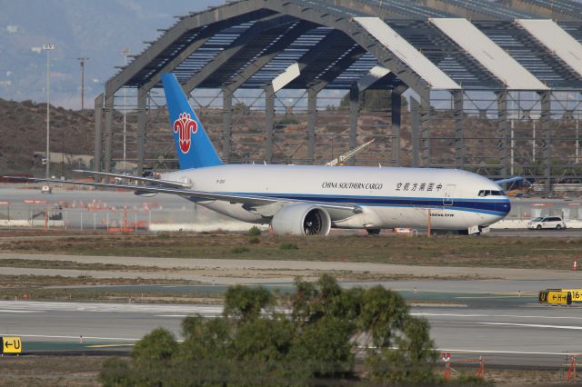 BOEING 777-200LR (B-2010)