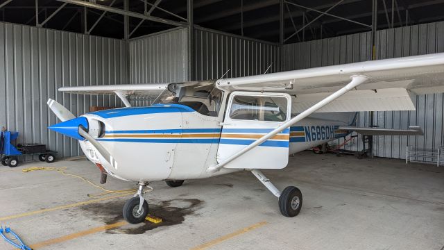 Cessna Skyhawk (N6860H)