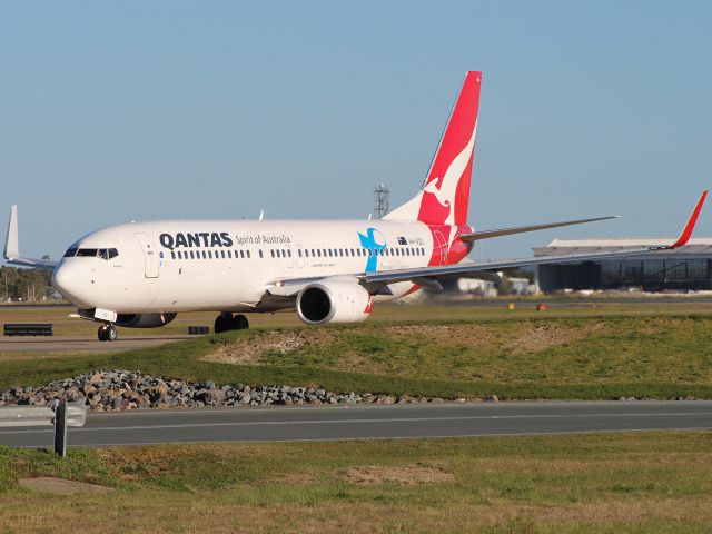 Boeing 737-800 (VH-VZO) - VZO stillin the Prostate cancer livery, taxing to 19 for departure to YSSY