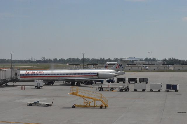 McDonnell Douglas MD-83 (N984TW) - American 1286 parked at KOMA at the resurfaced Gate A8.  He arrived DFW at 2:20 PM CDT and departed for DFW at 3:44 PM CDT.  Taken August 11, 2016 with Nikon D3200 mounting 55-200mm VR2 lens. 