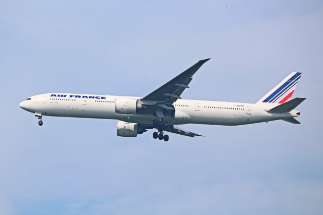 BOEING 777-300ER (F-GZNB)