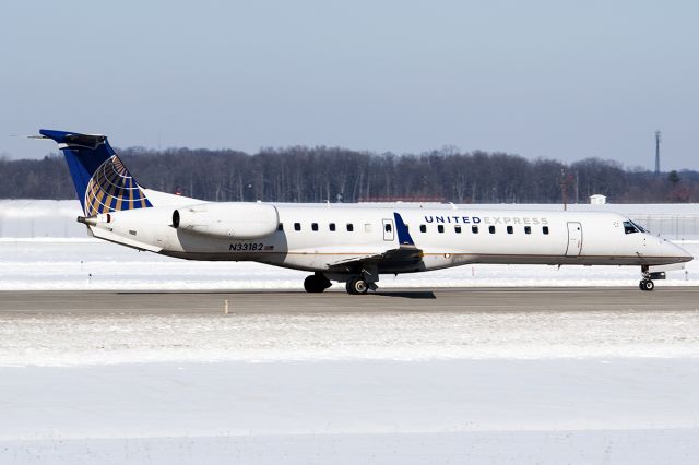 Embraer EMB-145XR (N33182)