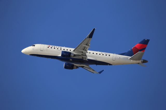 EMBRAER 175 (long wing) (N282SY)