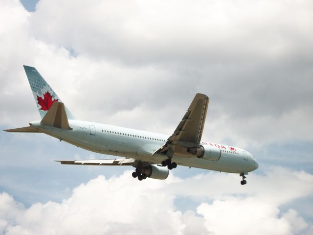 BOEING 767-300 (C-FOCA) - Landing on Runway 05