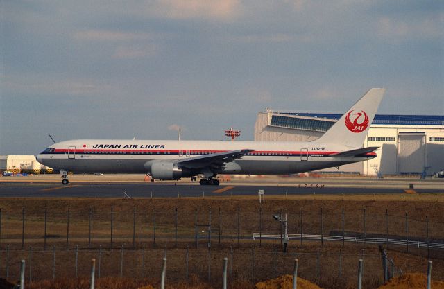 BOEING 767-300 (JA8266) - Departure at Narita Intl Airport Rwy34 on 1988/12/10