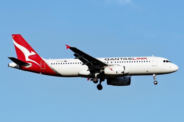 Airbus A320 (VH-JQG) - Airbus A320-232 cn 2169. QantasLink VH-JQG name Grevillea, final rwy 21 YPPH 10 Oct 2020